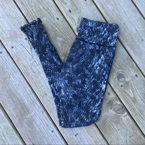 ** Athleta Chaturanga High Rise Black Cobra snake
Leggings